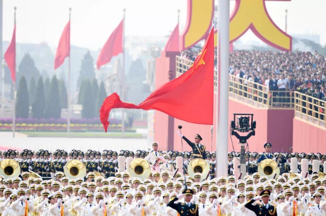 妻子跟男模合影笑得合不拢嘴,老公吃醋:她十年没这么笑过