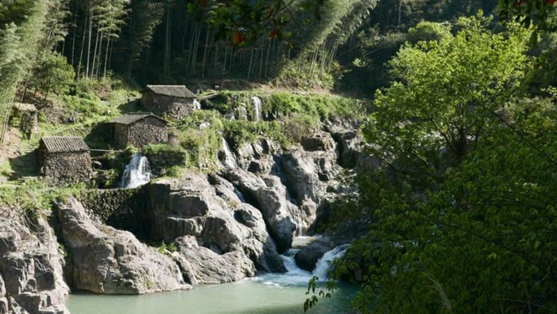 邵阳3岁娃闹情绪奶奶模仿其撒泼瞬间解决，对于孩子而言还有哪些教育方式？游戏画面