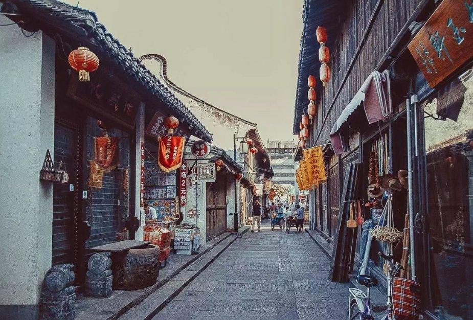 伊能静的儿子哈利带妹妹逛街：时尚帅气，尽显兄妹情深